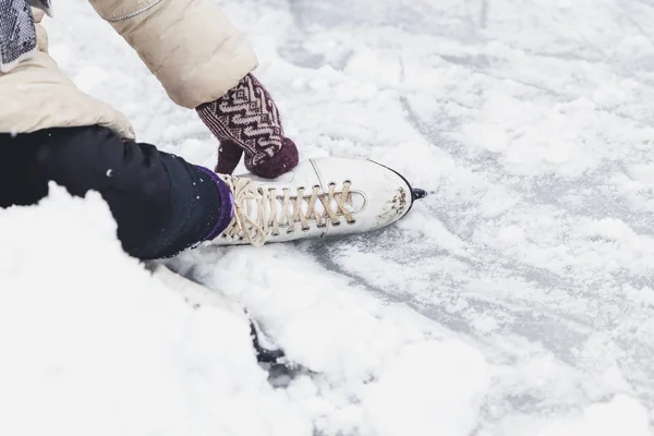 La pierna en el zapato del patín femenino yace sobre el hielo —  Fotos de Stock