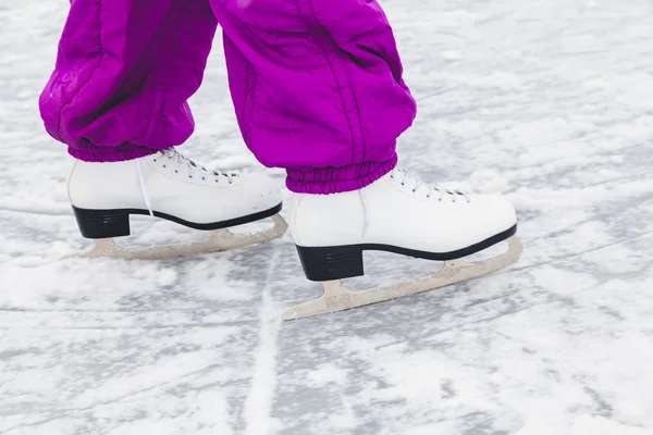 Nogi w Sport łyżwy są walcowane na lodzie — Zdjęcie stockowe
