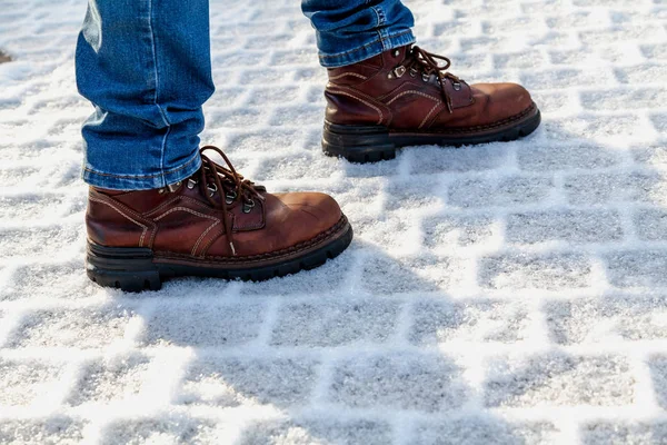 靴子上的腿站在雪篦上 — 图库照片