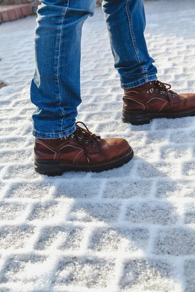 棕色鞋子的腿站在一个长方形的铺设 Sla 的几何霜 — 图库照片