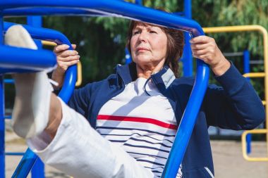 yaşlı kadın simülatörleri yaz spor egzersizleri gerçekleştirir 