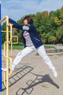 yaşlı kadın simülatörleri yaz spor egzersizleri gerçekleştirir 