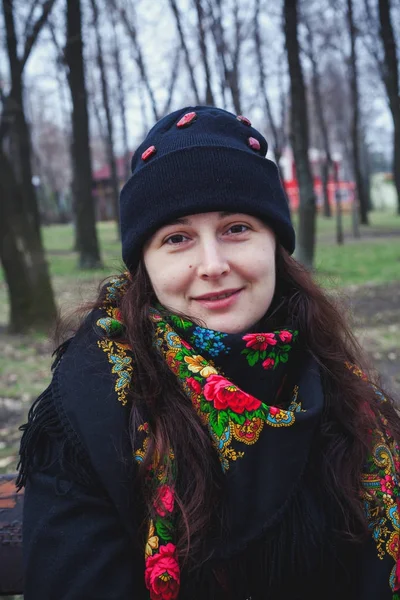 Menina bonita no cachecol tradicional russo na Spring Street — Fotografia de Stock
