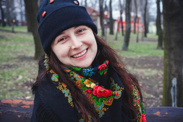 Красивая девушка в традиционном русском шарфе на Весенней улице — стоковое фото