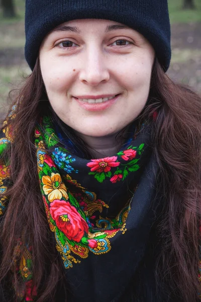 Красивая девушка в традиционном русском шарфе на Весенней улице — стоковое фото