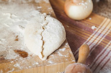 Un ile gemide kavrulmuş patty yatıyordu