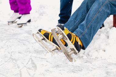 paten erkekte oturur ve bacaklarını uzanır