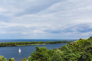 Körfezde beyaz yelken ile tekne