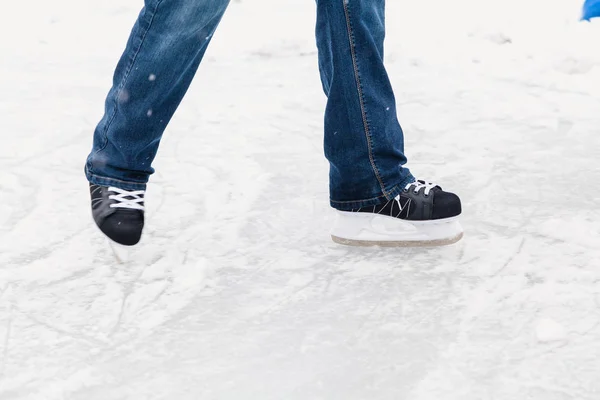 다리 스포츠 스케이트에서는 얼음에 압 연 — 스톡 사진