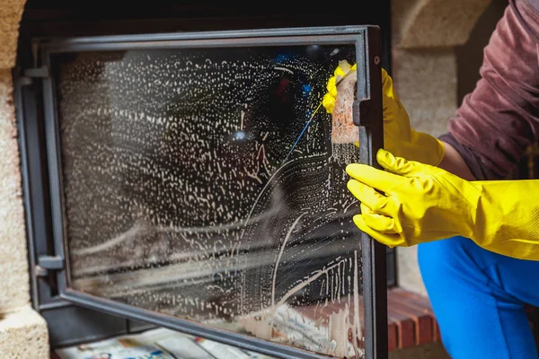 Cam şömine kapı sarı eldiven ellerini yıka