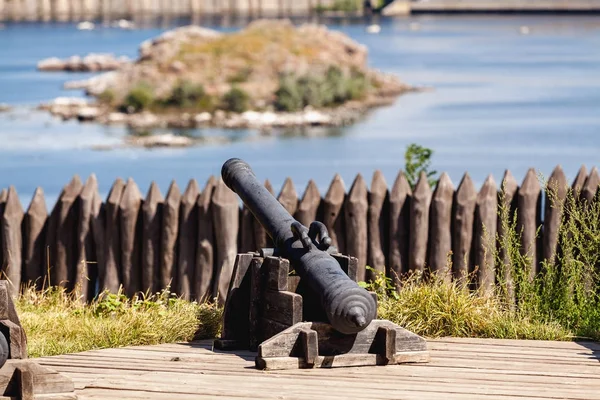 Old cast-iron cannon on a wooden gun carriage — Stock Photo, Image