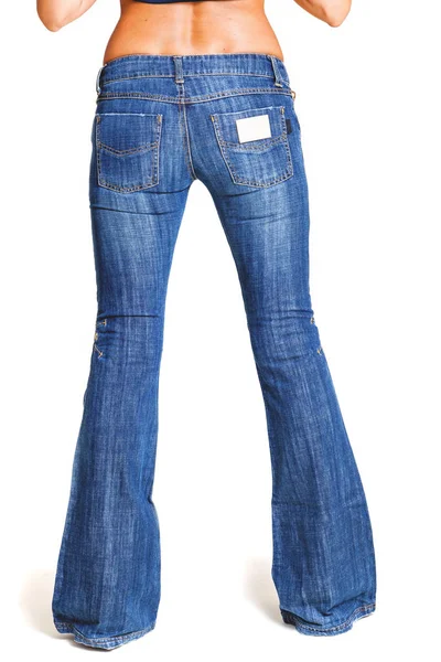 Модные джинсы с факелами на тонких женских ножках — стоковое фото