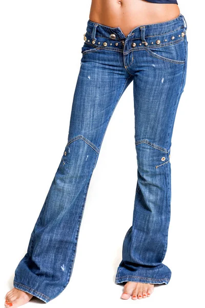 时尚牛仔裤与光晕在细长的女性腿 — 图库照片