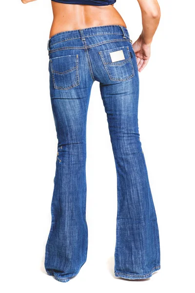 Модные джинсы с факелами на тонких женских ножках — стоковое фото