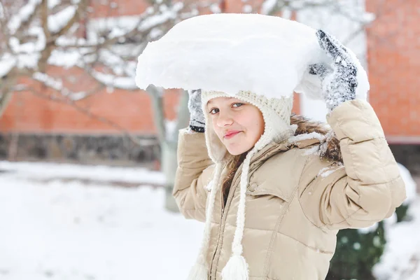 Chica joven en el patio de invierno con pedazo de nieve —  Fotos de Stock