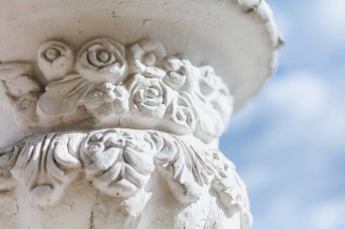 Bulutlu gökyüzü arka plan üzerinde taş vazo