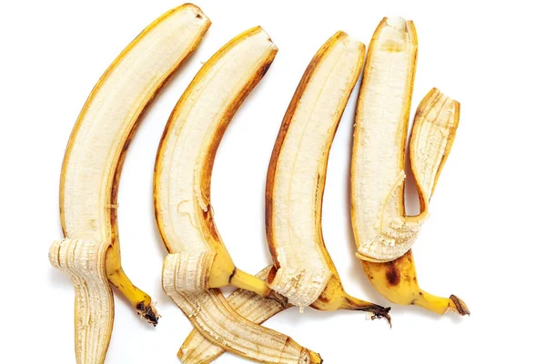 Cztery częściowo obrane banany kłamstwie w poziomym rzędzie — Zdjęcie stockowe