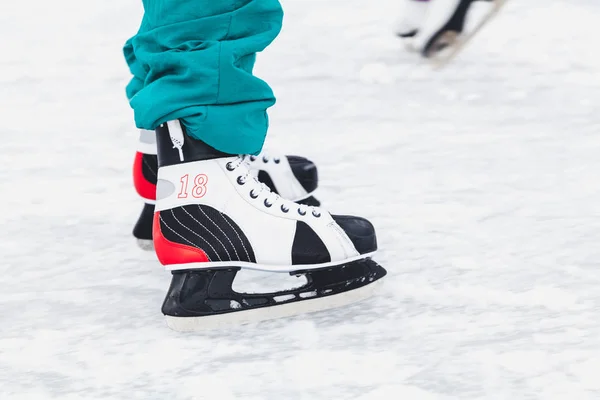 Diversión Invernal Hombre Está Montando Nuevo Patín Una Pista Patinaje — Foto de Stock