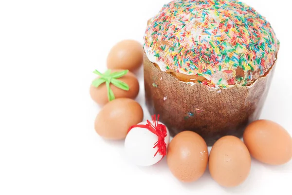 イースターの卵は白い背景の上のケーキの周り嘘します。 — ストック写真