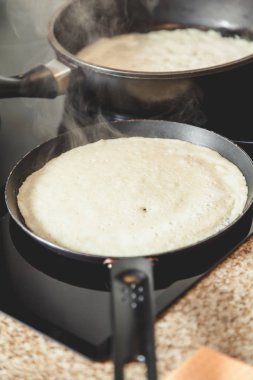 Beyaz krep kızartma tavası