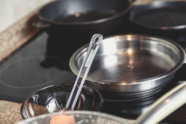 Üç tava elektrikli soba üzerinde durmak