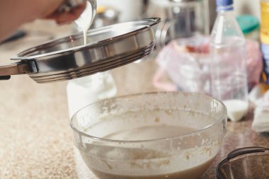 sıvı hamur kızartma tavası dökülür