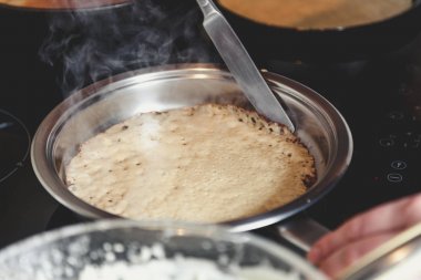 Tablo bıçak gözleme tavada döner.