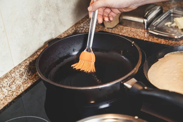 Vorbereitung Einer Pfanne Zum Braten Eine Weiche Küchenbürste Legt Eine — Stockfoto