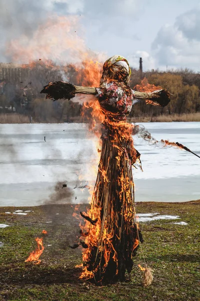 La quema de paja efigie Shrovetide festival — Foto de Stock