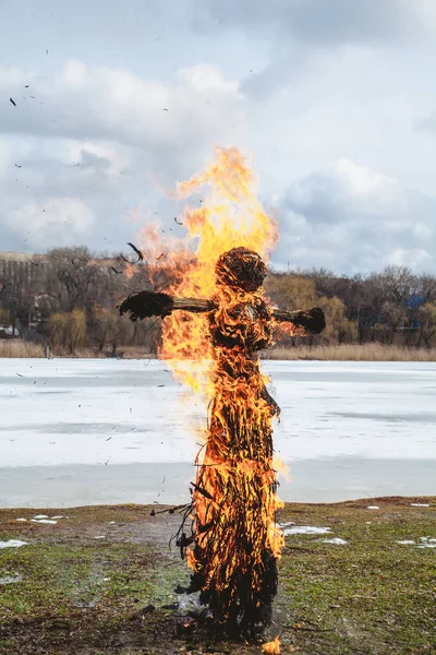 La quema de paja efigie Shrovetide festival — Foto de Stock