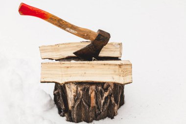 AX beyaz kar üzerinde güdük ortaya sopalarla