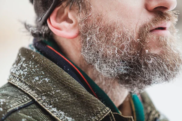 Snöflinga på manliga skägg — Stockfoto