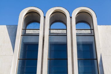 Mavi gökyüzü karşı üç yüksek beton kemer