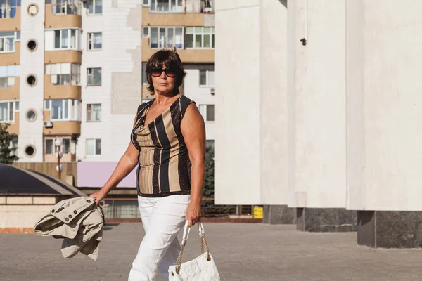Mujer adulta linda caminando por la ciudad — Foto de Stock