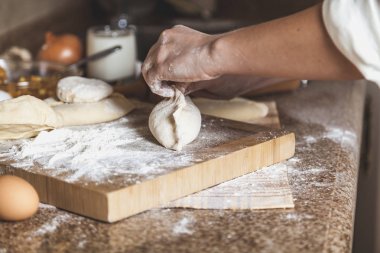 El dikiş çörek üzerinde tutar.