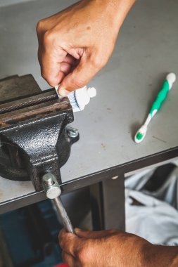 El ekler tezgah vida macununu dolandı