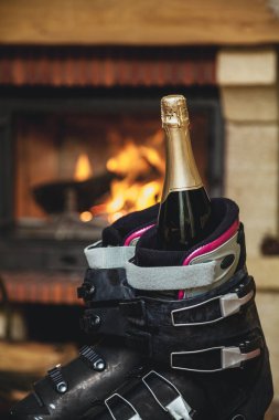 Kayak botları şömine önünde çizme