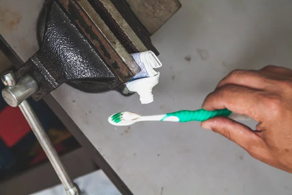 Drückt Zahnpasta mit Schraubstock aus Tube — Stockfoto