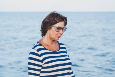 Deniz kenarında tatil oldukça yaşlı kadın