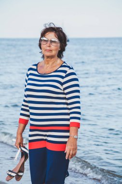 Çok yaşlı kadın tatil, deniz