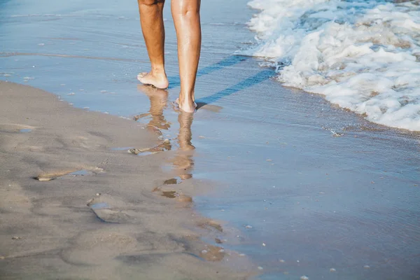 Mujer caminando en la playa del mar — Foto de Stock