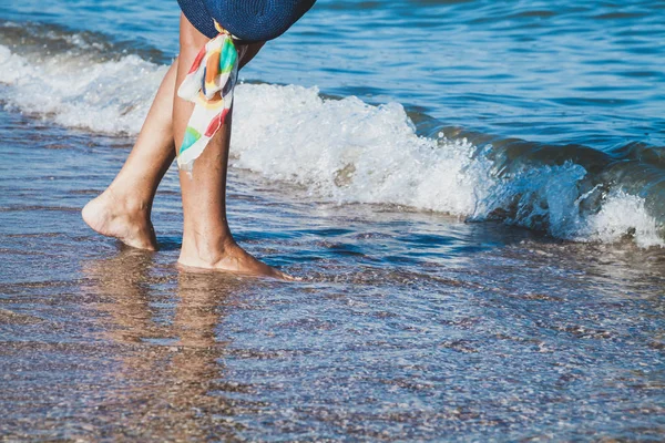 Женские ноги на морском пляже — стоковое фото