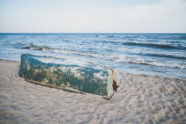 Starego kutra rybackiego nad brzegiem morza — Zdjęcie stockowe