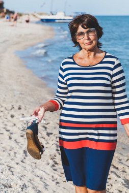 Çok yaşlı kadın tatil, deniz