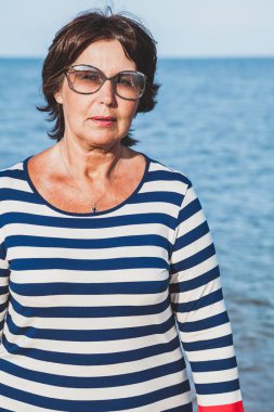 Deniz kenarında tatil oldukça yaşlı kadın
