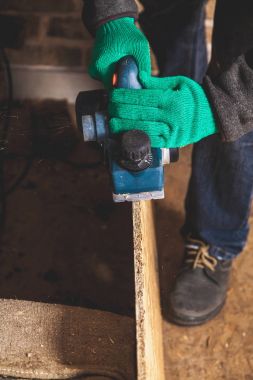 ellerinde eldiven bir elektrikli uçak ile ahşap plaka planı
