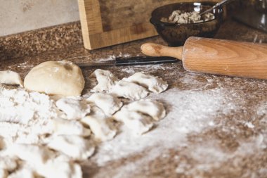 birkaç çiğ köfte yalan üzerine tablo oluşturulan