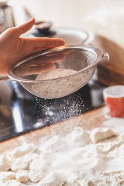 el un elek ile hamur taşların üstünden sifts