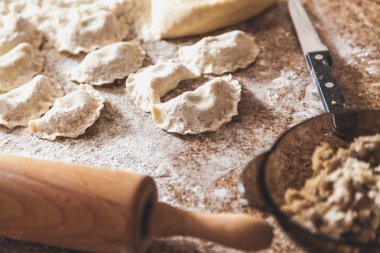 birkaç çiğ köfte yalan üzerine tablo oluşturulan