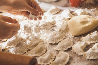 Un çiğ köfte masaya serpin eller